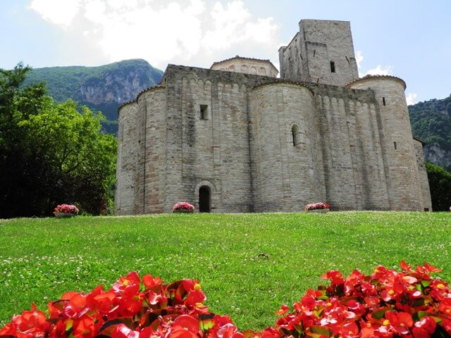 Genga Abbazia di San Vittore alle Chiuse