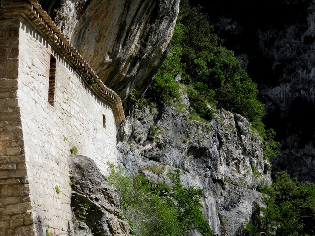 Eremo-di-Santa-Maria-Infra-Saxa-2 genga gole di frasassi eremo di santa maria infra saxa