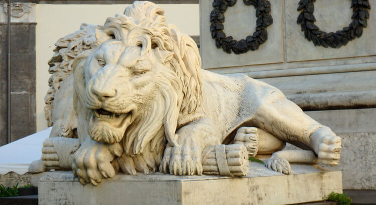 piazza martiri napoli leoni